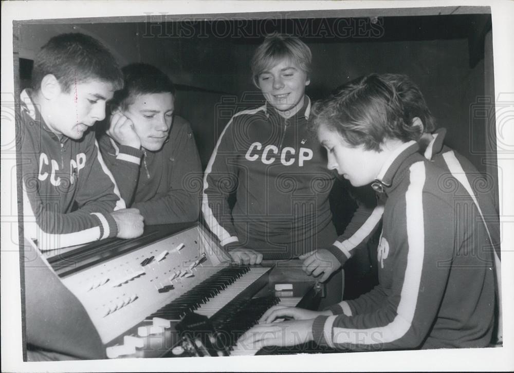 1964 Press Photo Tanya Geneeva Russian Olympic High Diver Plays Organ Team - Historic Images