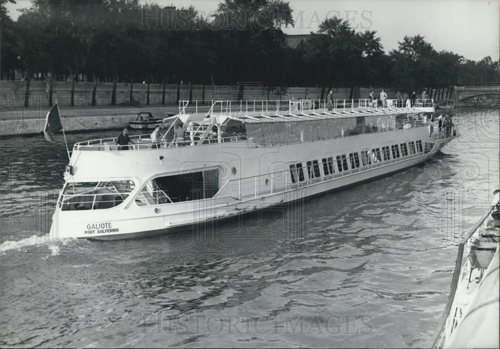 1957 Press Photo &quot;La Galiote&quot; as it sailed into Paris - Historic Images