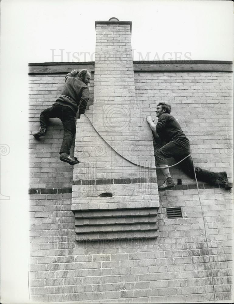 Press Photo Members of the assault team from Don MorrisonÃ¢s chimney stack. - Historic Images