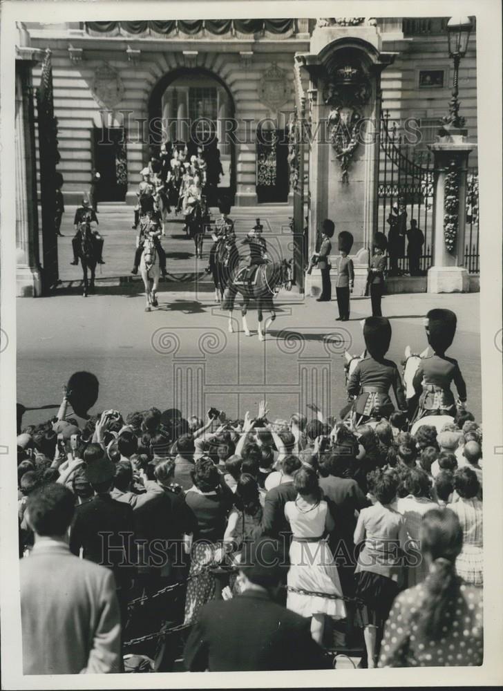 1959 Press Photo H.M. The Queen took the salute on Horse Guards Parade - Historic Images