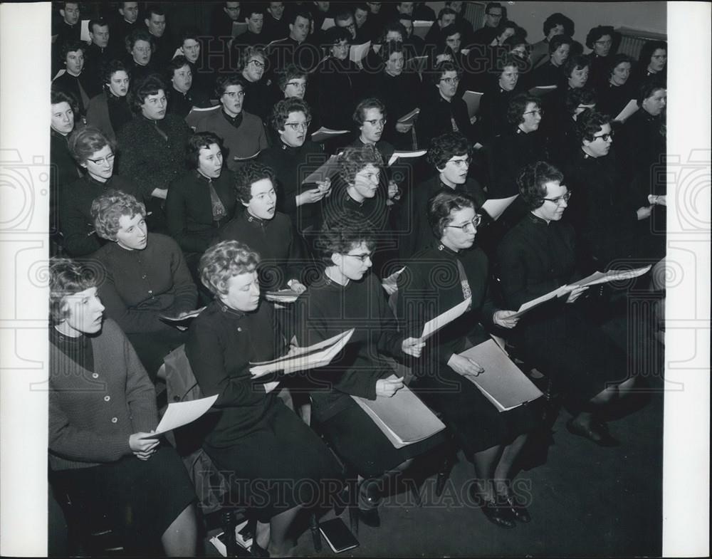 Press Photo Salvation Army Training College Assembly Hall Hymn Singing - Historic Images