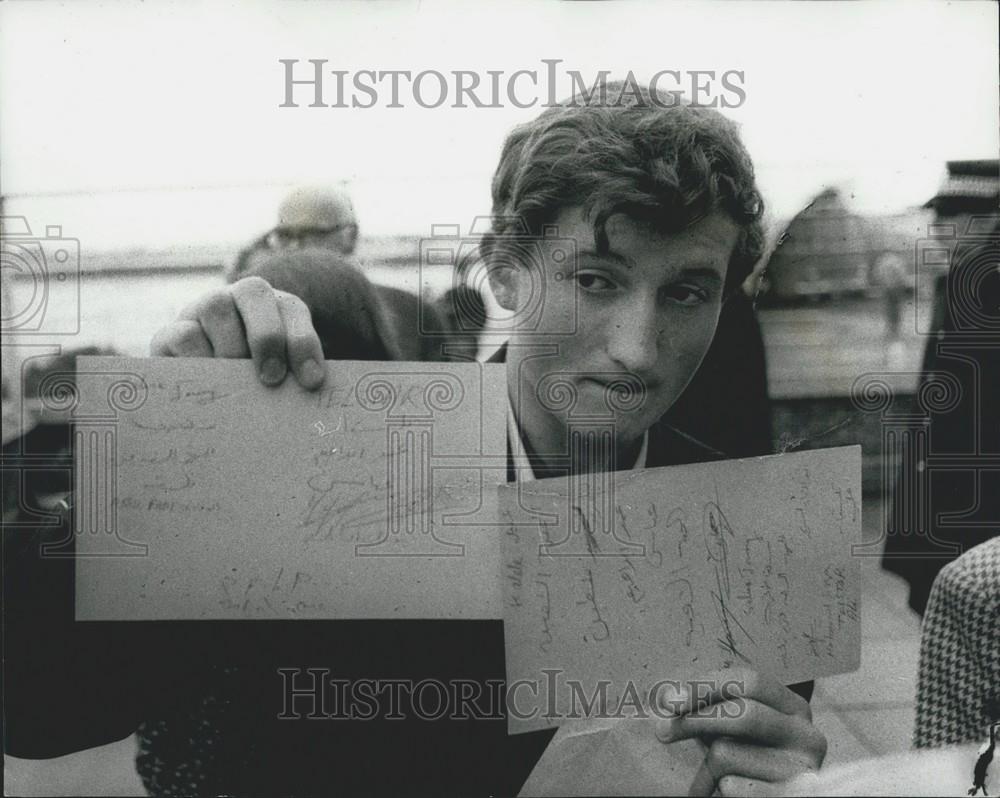 1970 Press Photo Hostage Shows Off B.O.A.C. Manse Card Autographed by Guerrillas - Historic Images