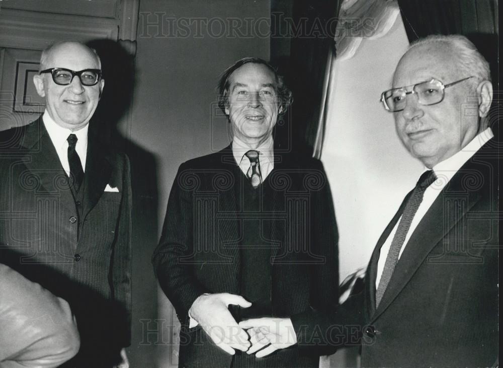 1977 Press Photo Paolo Bafft Governor and Alan Whittome With Gresteno Stammati - Historic Images