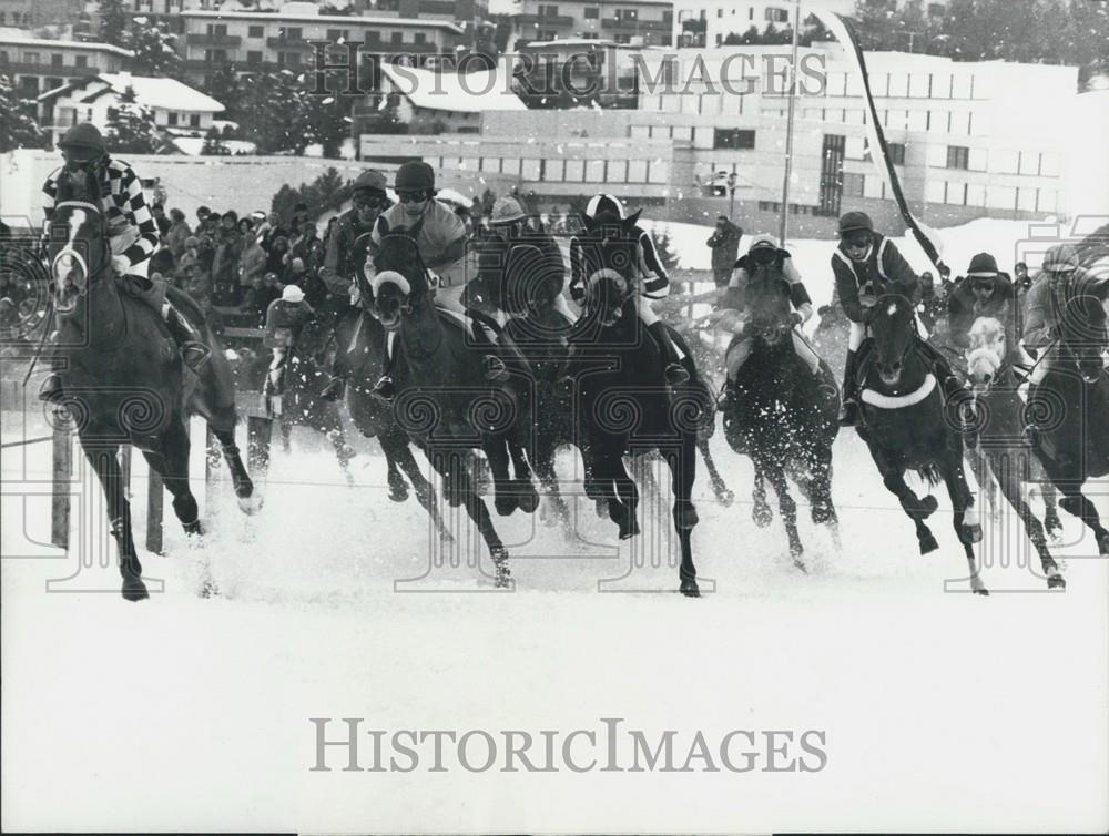 1974 Press Photo winter horse races on snow in Switzerland - Historic Images