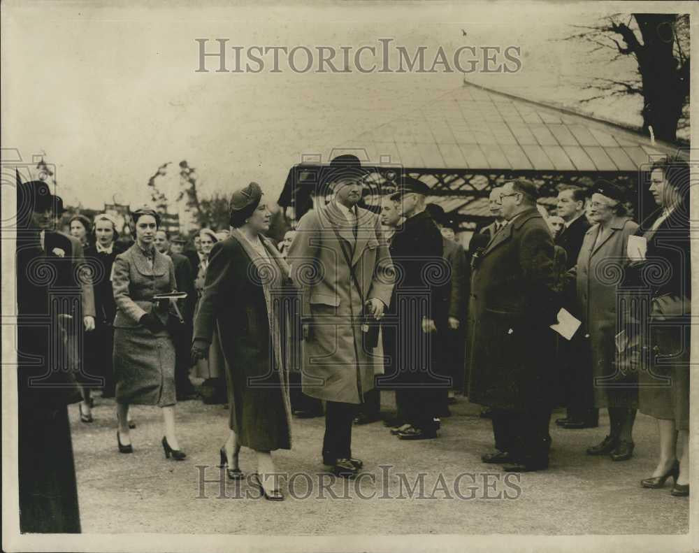 1953 Press Photo Queen Mother Sees Her Horse Win At Kempton Park Races - Historic Images