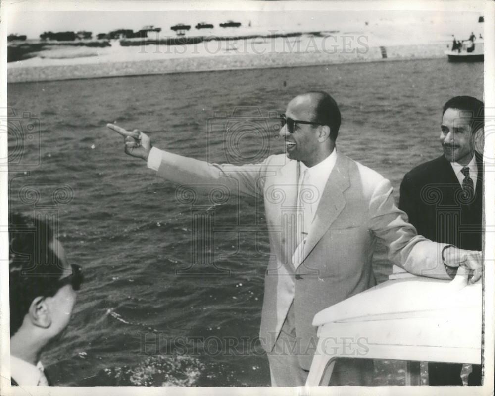 1958 Press Photo El Sayed Mahmud Tunes Explains to Press Plans For Suez Canal - Historic Images
