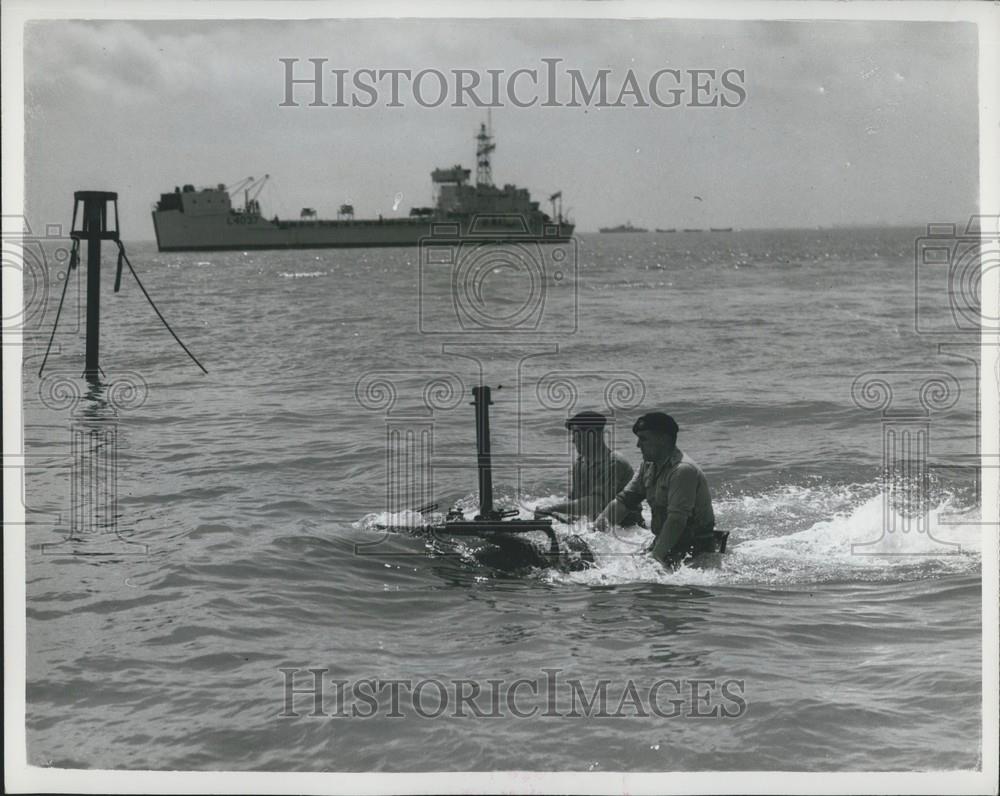 1959 Press Photo Waterproofed centurion tank demonstrated - Historic Images