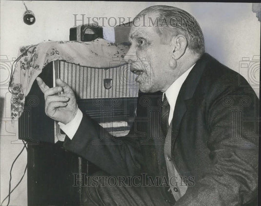 1969 Press Photo Senor Manuel Cortes Quero Coming Out From Hiding - Historic Images