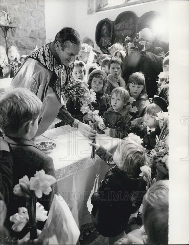 1972 Press Photo  Rev John Nicholls Qn&#39;s Chaplain Hands tokens Spring and Mother - Historic Images