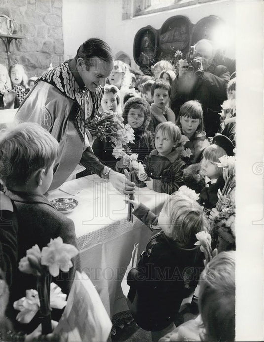 1972 Press Photo  Rev John Nicholls Qn's Chaplain Hands tokens Spring and Mother - Historic Images