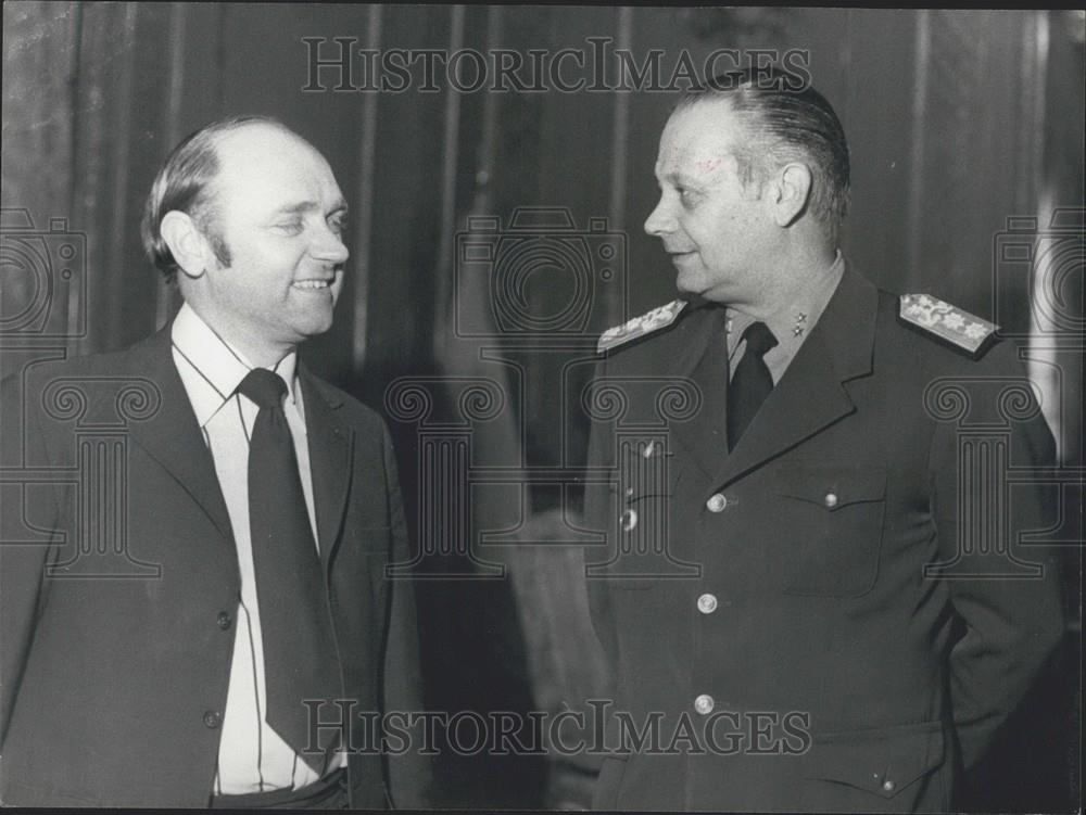 1977 Press Photo Edward Rowland Minister State Buenos Aires Adm. Cessar Guzzetti - Historic Images