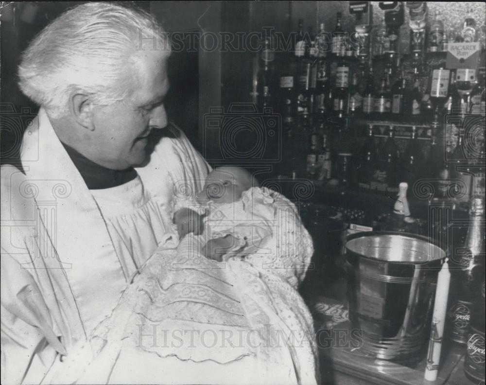 1981 Press Photo Rev Ken Warren &amp; Bar Baptism for Blizzard Baby - Historic Images