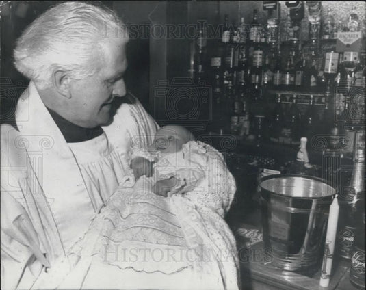 1981 Press Photo Rev Ken Warren & Bar Baptism for Blizzard Baby - Historic Images