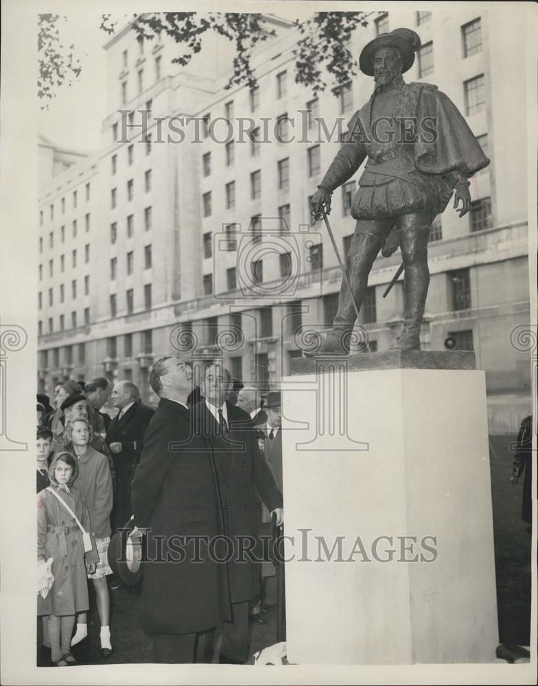 1959 Press Photo New statue of Sir Walter Raleigh in London - Historic Images