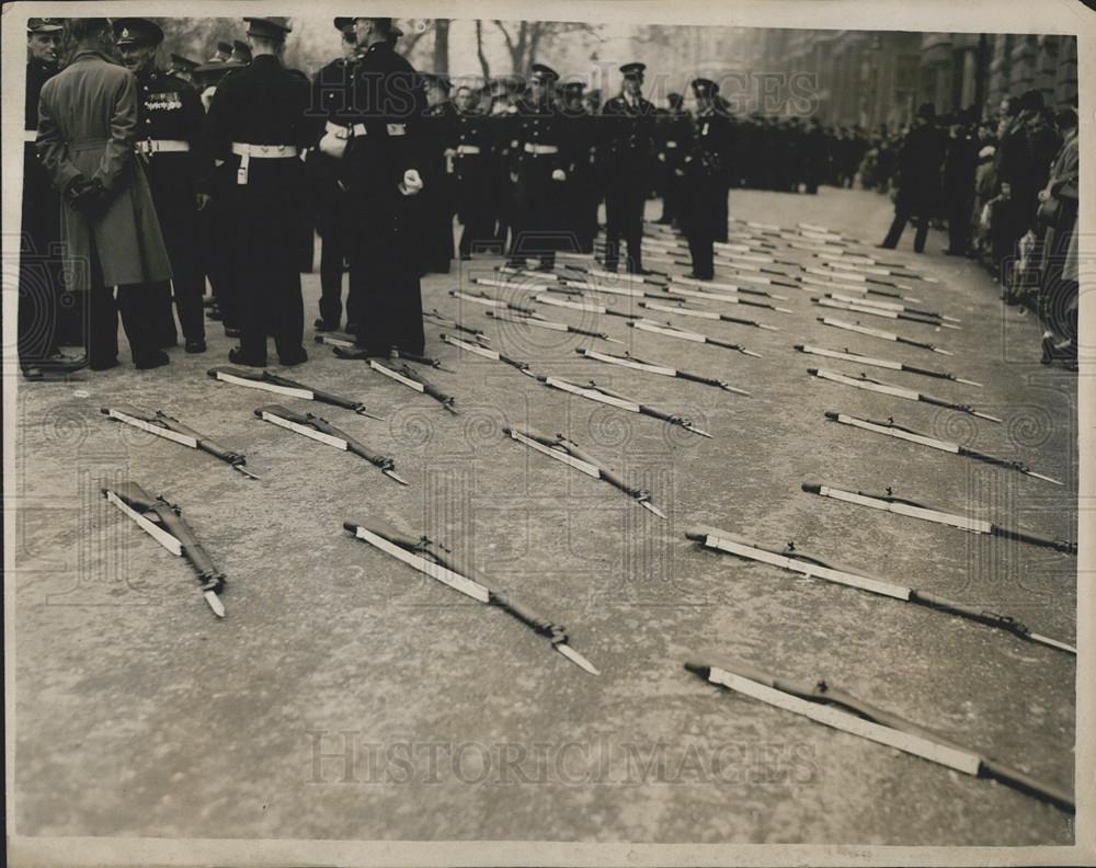 1952 Press Photo Rifles Belonging To Troops Are Lined Up On Ground London - Historic Images