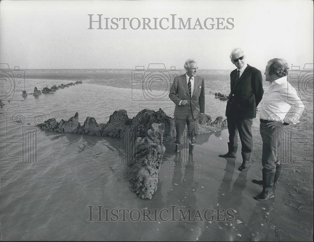 1973 Press Photo Wreck Of Early Dutch Ship At Hastings: Sank in 1749 - Historic Images