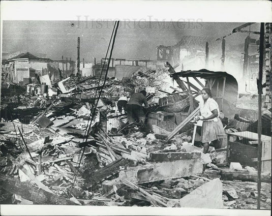 1973 Press Photo Devastation From Earthquake Managua Nicaragua Woman Searching - Historic Images