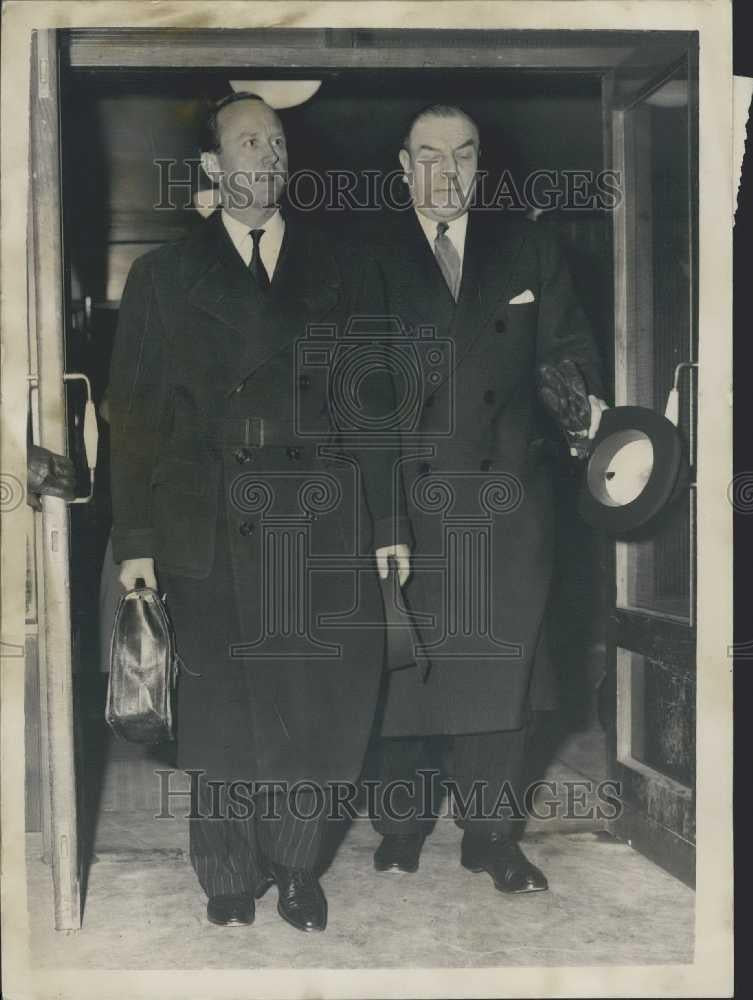 1957 Press Photo Bieut, Commander Parker Returns to London Resigns post as Duke - Historic Images