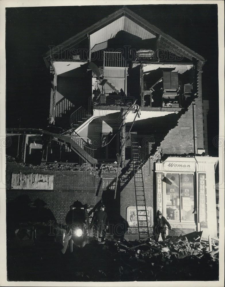 1954 Press Photo House &amp; Shop Severely Damaged in Storm in London - Historic Images