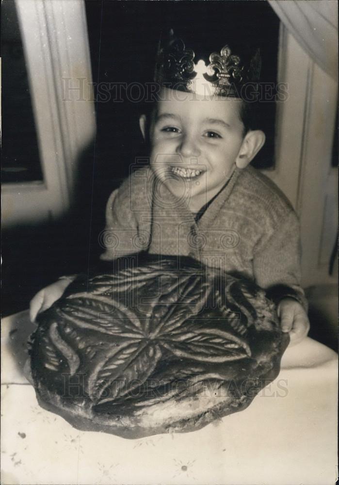 1955 Press Photo Cake For Epiphany: 5-year-old Roland - Historic Images