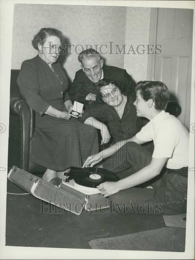 1956 Press Photo Judy Grinham Olympic Gold Medalist swimmer with family - Historic Images