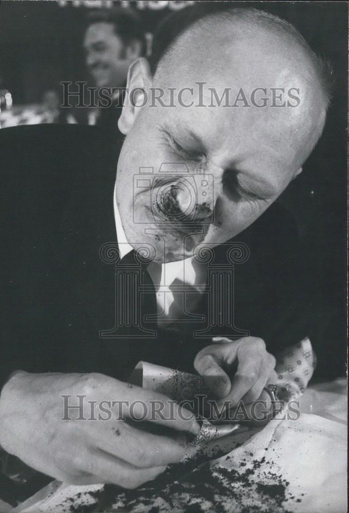 1970 Press Photo snuff-taker in our picture - Historic Images