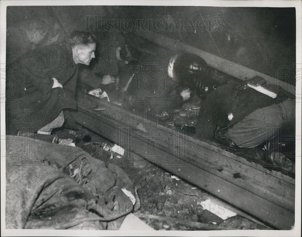 1957 Press Photo Rescuers Searching Wreckage For Survivors Lewisham Disaster - Historic Images