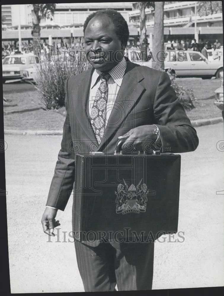 1975 Press Photo Kenyan Finance Minister Mr. Kibaki Arriving At Parliament - Historic Images