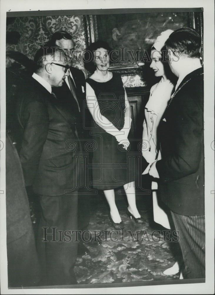 1964 Press Photo Sixty thousand people greet the Queen in Aberdeen - Historic Images