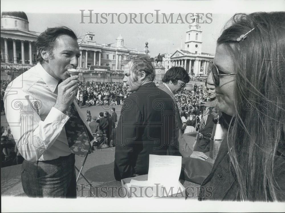 1976 Press Photo John Stonehouse Daughter Jane English National Party Festival - Historic Images