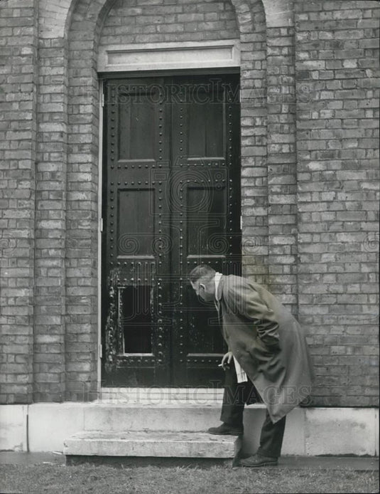1966 Press Photo Detective Sergeant J. Blackman Inspect Door Dulwich Art Gallery - Historic Images