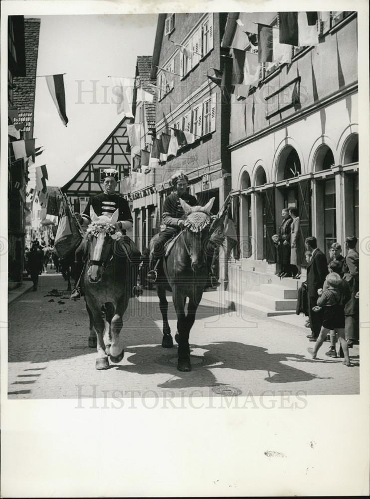 1953 Press Photo Herlass with colored flags are penning the procession - Historic Images