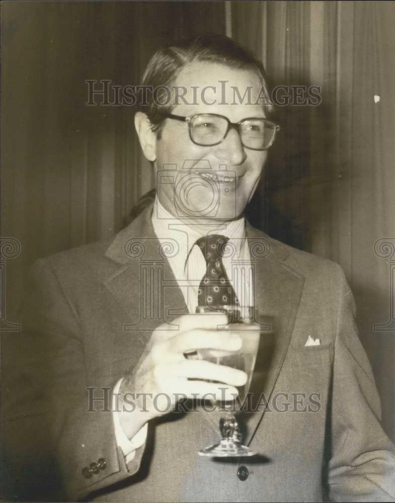 1975 Press Photo Elliot Richardson US Ambassador To Britain Arrives in London - Historic Images