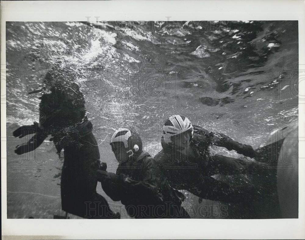 1982 Press Photo The &quot;Helo Dunker&quot; Teaches Candidates How To Evacuate Helicopter - Historic Images