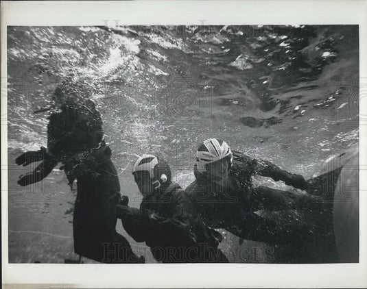 1982 Press Photo The "Helo Dunker" Teaches Candidates How To Evacuate Helicopter - Historic Images