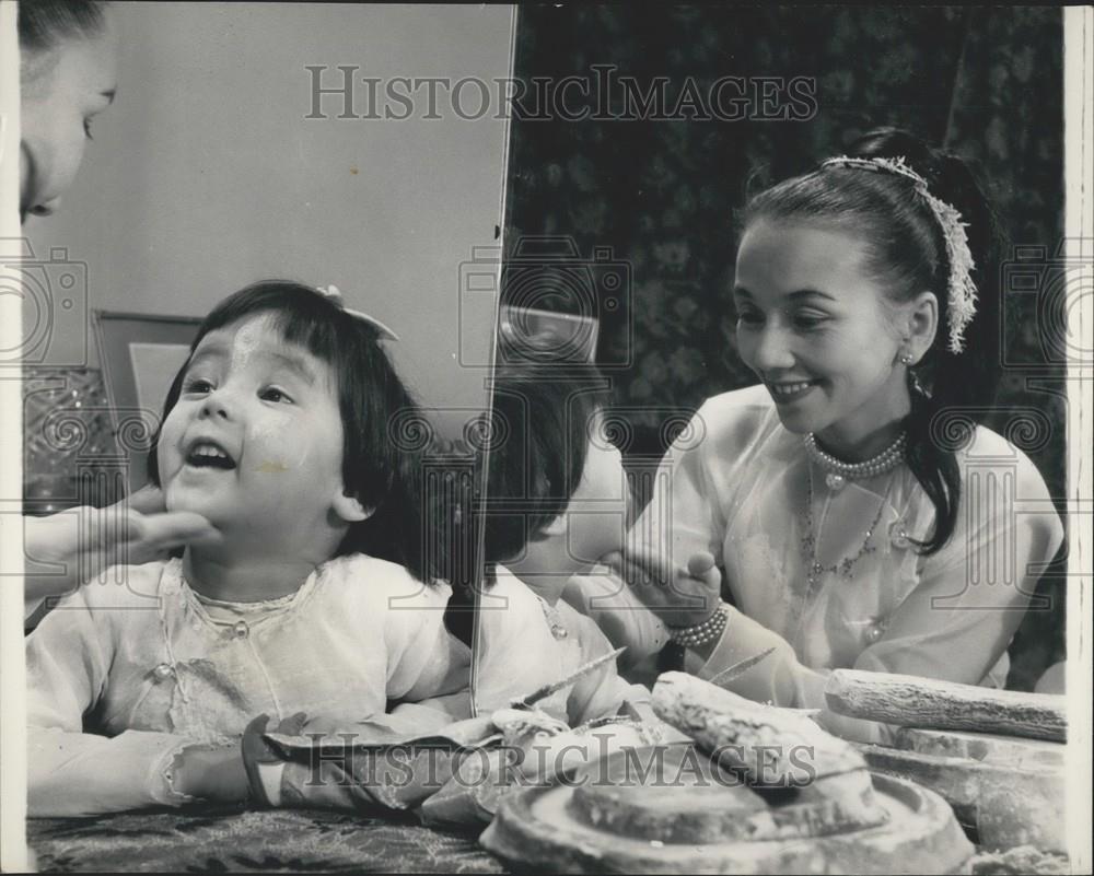 Press Photo Millicent And Carlynn Spencer, Burmese Makeup, Sandalwood Paste - Historic Images