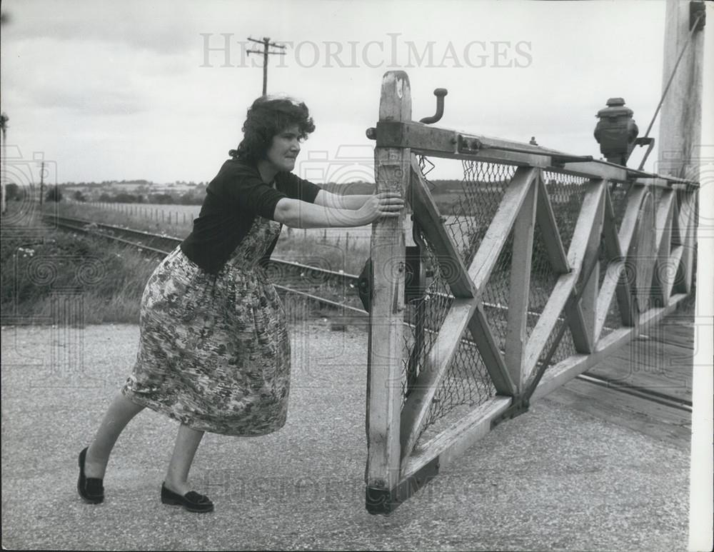 1960 Press Photo Mrs. Willingham seen Working the Level Crossing Gates - Historic Images