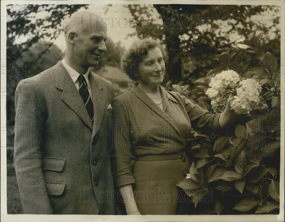 1957 Press Photo Sir Denis Henry Truscott Wife Garden Home Wimbledon - Historic Images