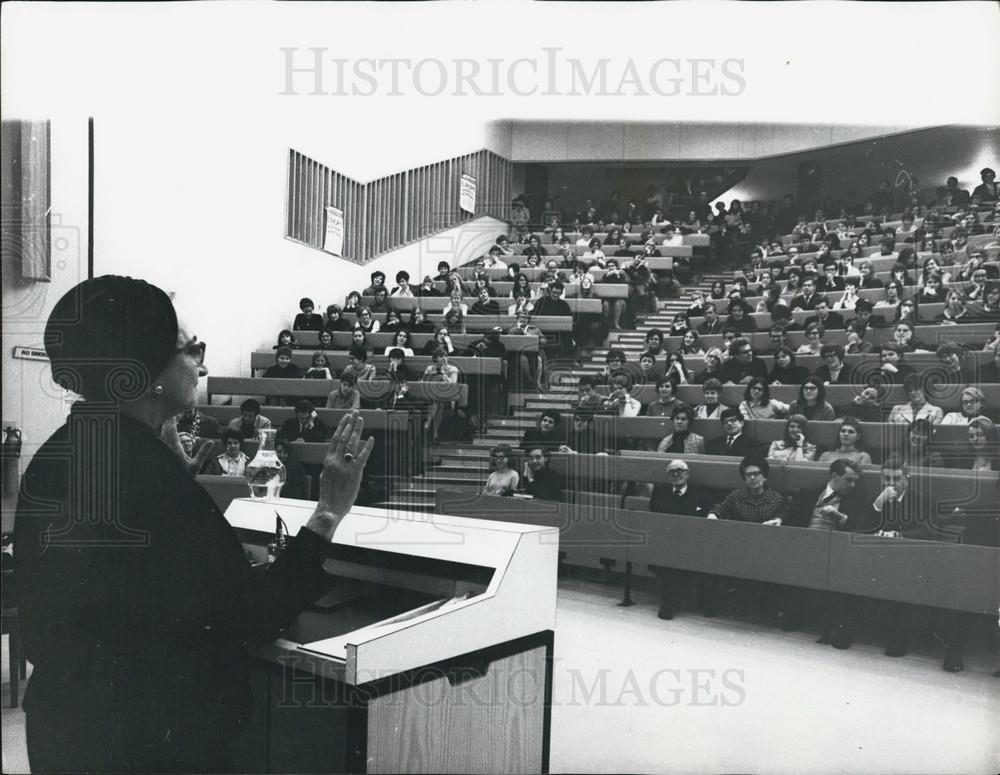 1968 Press Photo Helen Vlachos Greek Newspaper Publisher Calling King Return - Historic Images