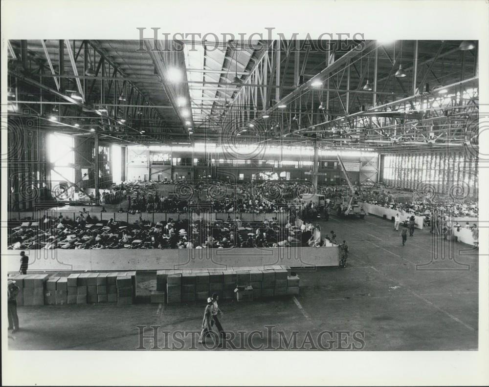 1962 Press Photo Interior of Hangar Used to House Newly Arrived Cuban Refugees - Historic Images