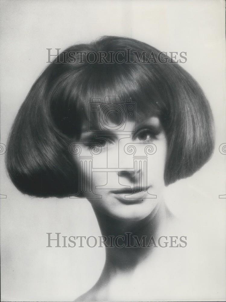 Press Photo Gabriel Garland Hairstyle &quot;Pharaohness&quot; On Parisian Model - Historic Images