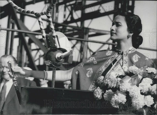 1958 Press Photo Usha Rajwade Wife Military Adviser India Navy Frigate Launch - Historic Images