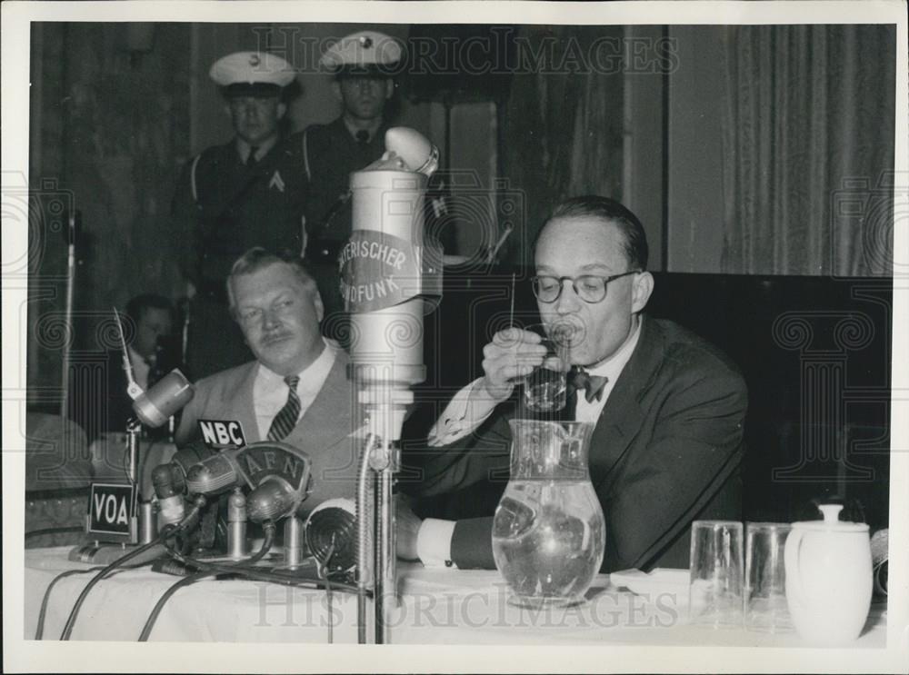 Press Photo Associated Press correspondent William Oatis - Historic Images