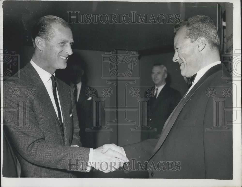 1962 Press Photo The Duke of Edinburgh meets Herr Brandt of Germany - Historic Images