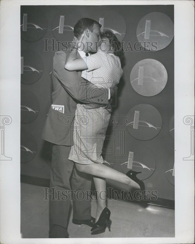 Press Photo Kissing Couple - Historic Images