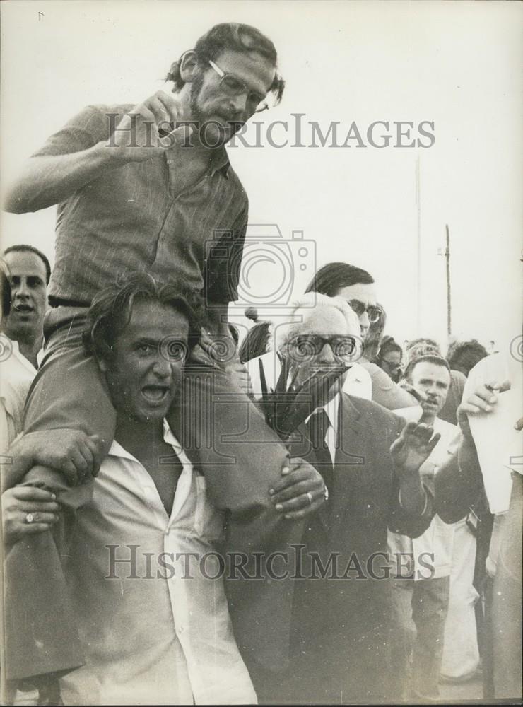 Press Photo Author Gunter Wallnuff released from prison - Historic Images