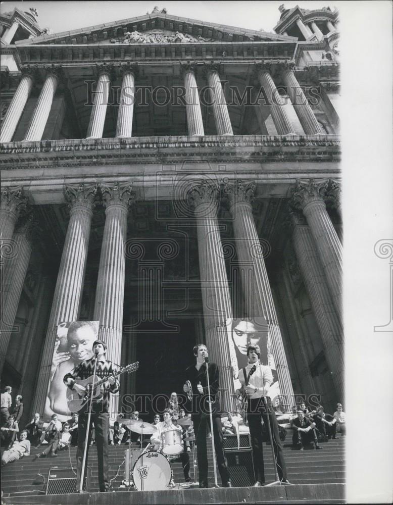 1968 Press Photo Pop Group New Overlanders Playing Outside St Pauls Cathedral - Historic Images