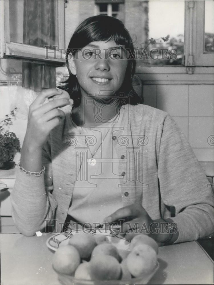 1963 Press Photo Swimmer Christine Caron Eating Apples Home Kitchen - Historic Images