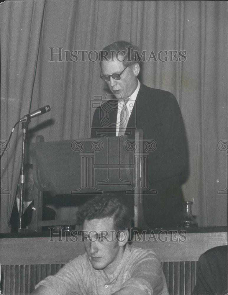 1968 Press Photo Students listen to Prof.Hugh Trevor Roper - Historic Images