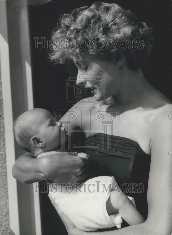 Press Photo Little Christine  in her mother&#39;s arms,mom is champion runner - Historic Images